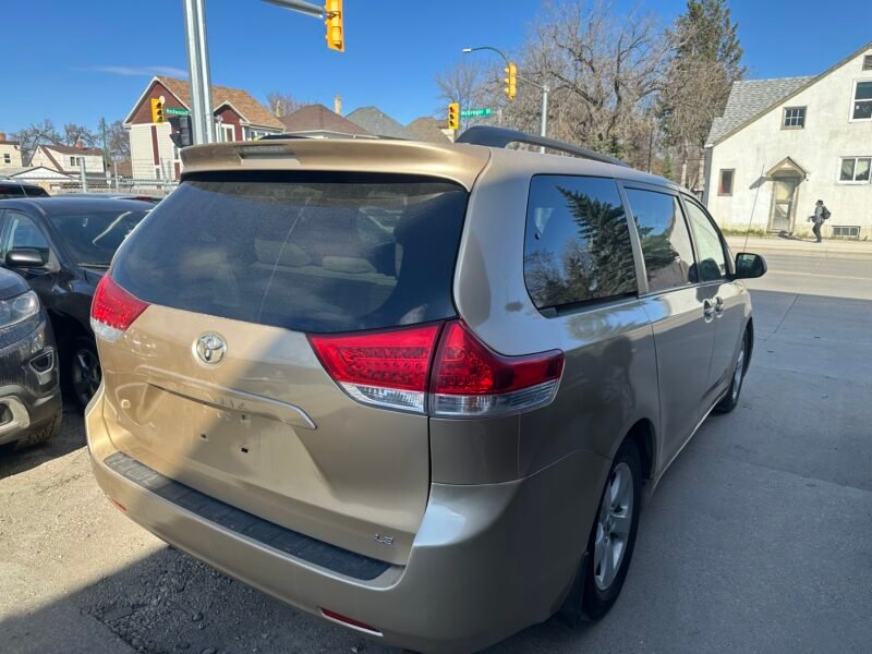 2011 Toyota Sienna LE NEW SAFETY CLEAN TITLE 8 PASSENGER