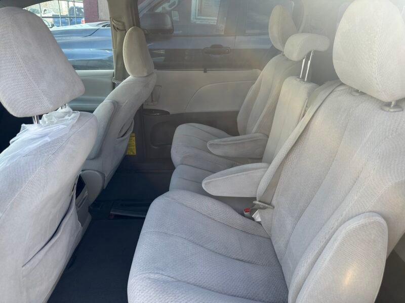 2011 Toyota Sienna LE NEW SAFETY CLEAN TITLE 8 PASSENGER
