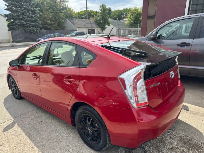 2015 Toyota Prius TOURING new safety clean title low km