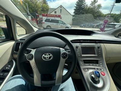 2015 Toyota Prius TOURING new safety clean title low km