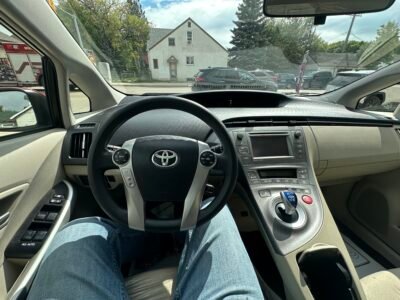 2015 Toyota Prius TOURING new safety clean title low km
