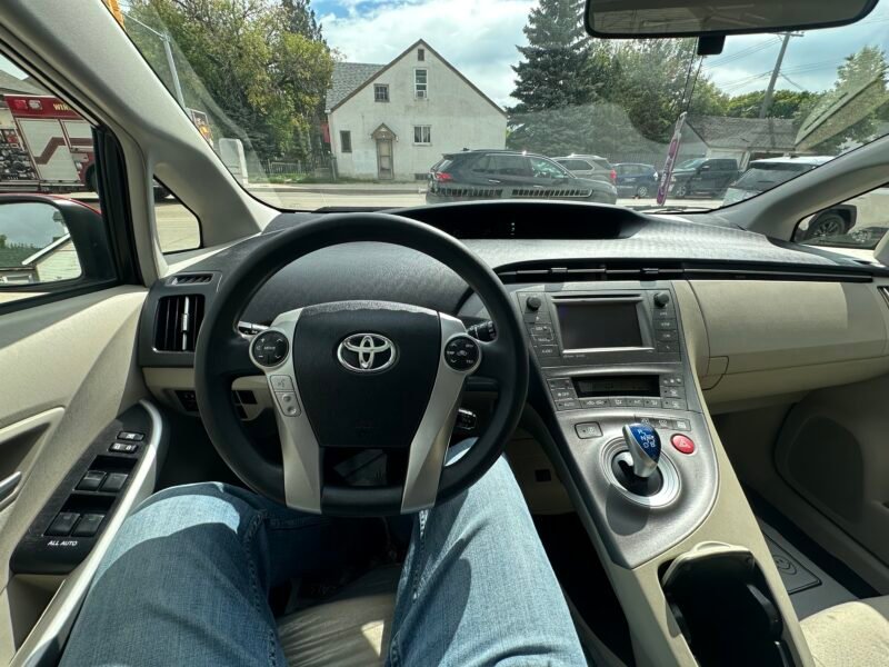 2015 Toyota Prius TOURING new safety clean title low km