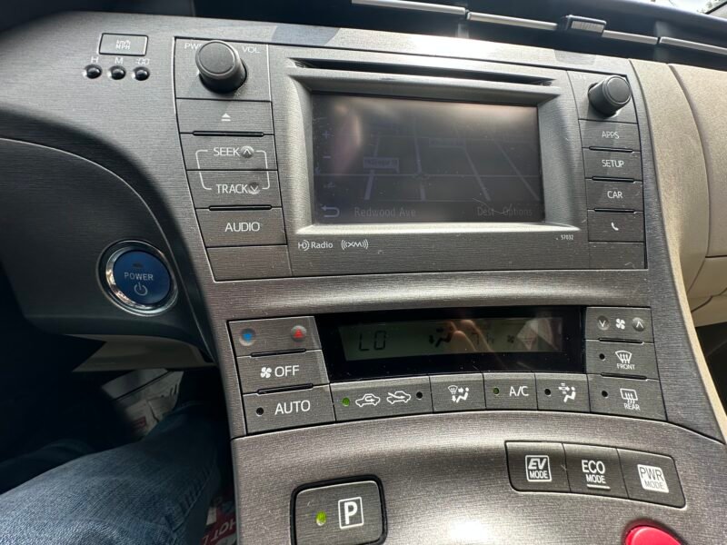 2015 Toyota Prius TOURING new safety clean title low km